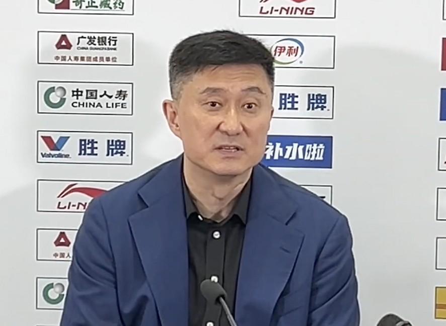 杜锋：本赛季一路磕磕绊绊很不容易，感谢球员们对教练组的支持